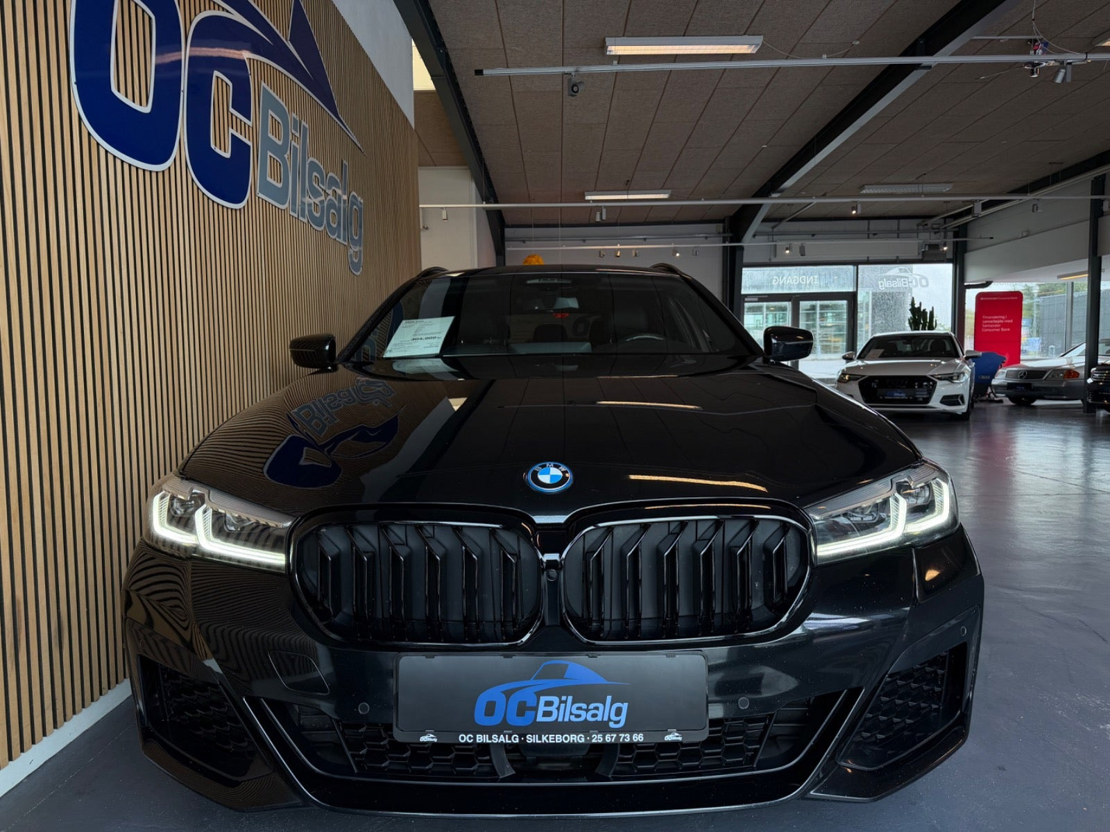 Sort BMW 530e fra 2022