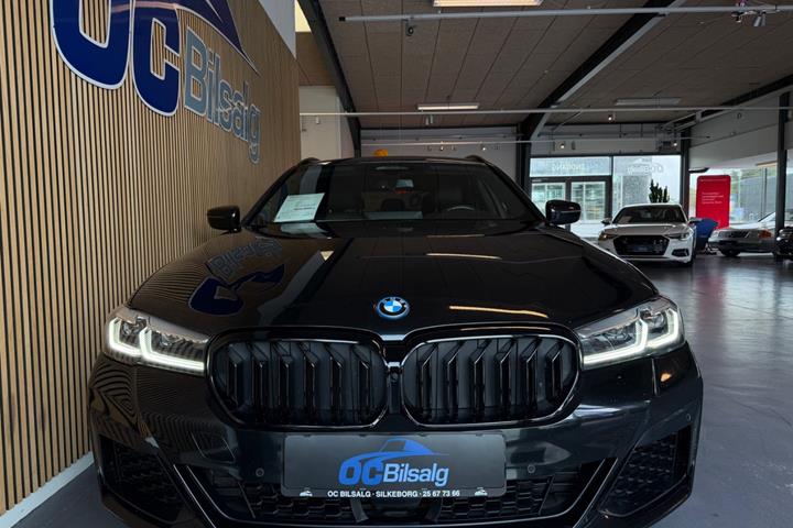 Sort BMW 530e fra 2022