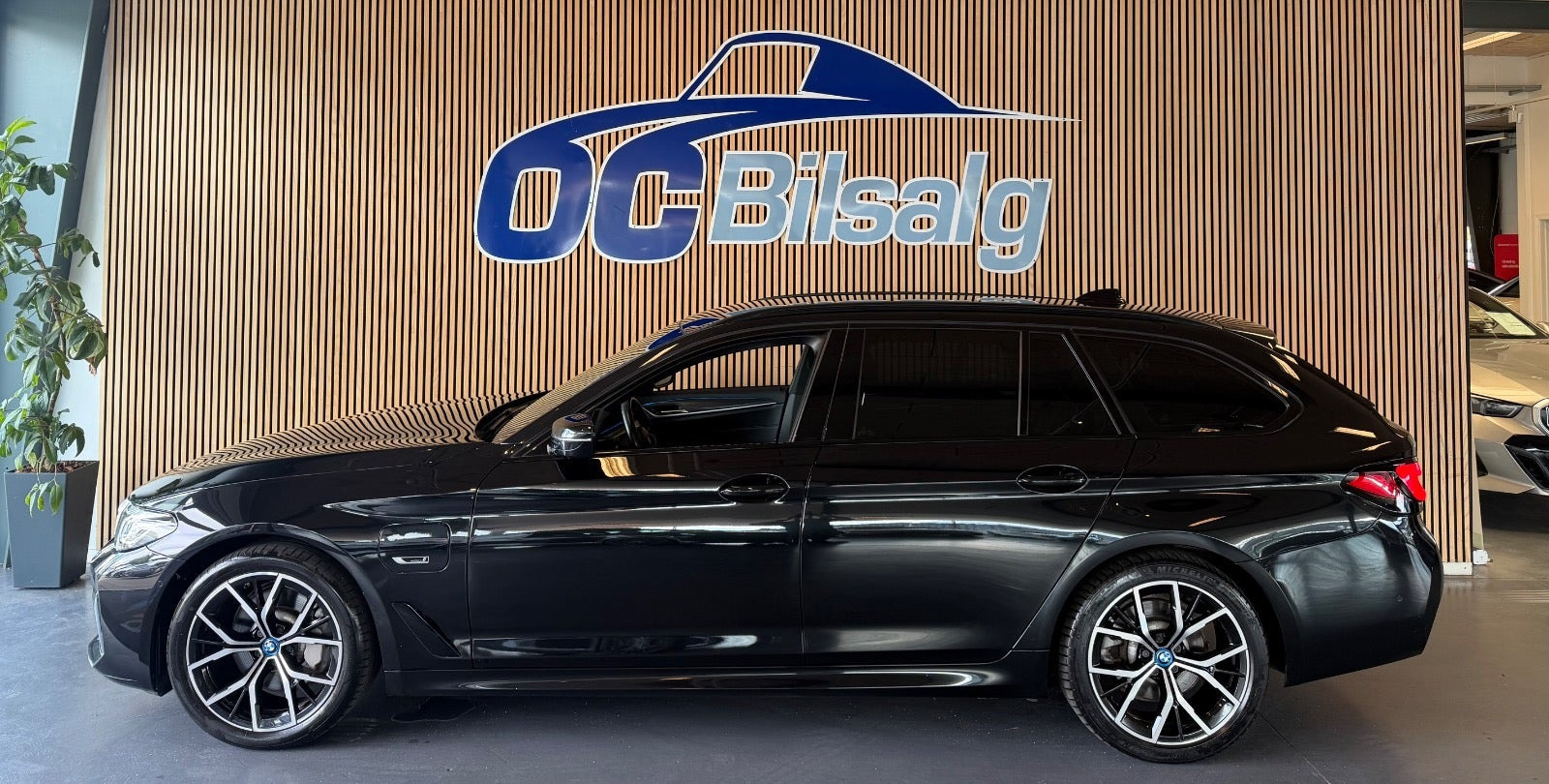 Sort BMW 530e fra 2022