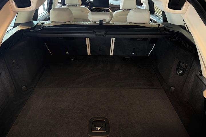 Sort BMW 530e fra 2022