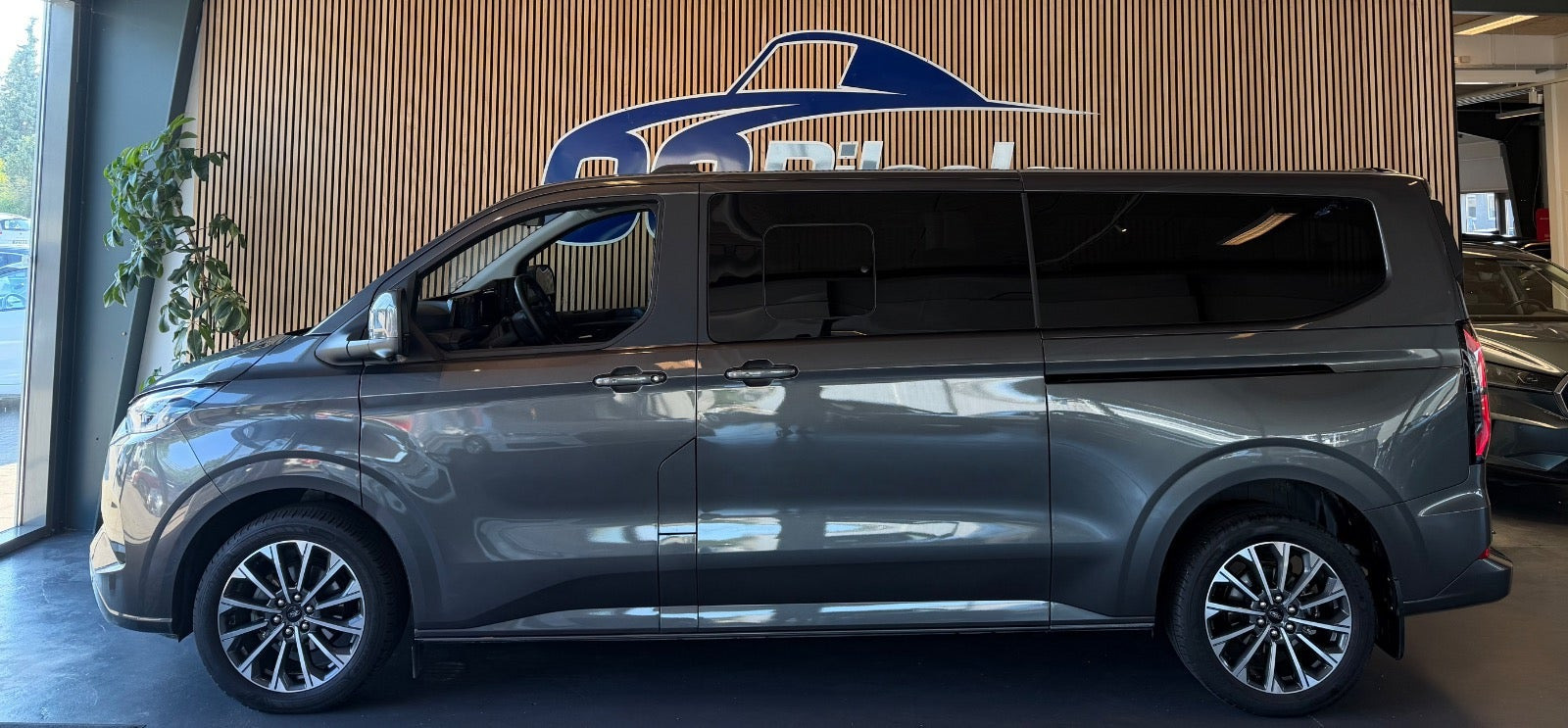 Grå Ford Tourneo Custom 340 L2 fra 2025