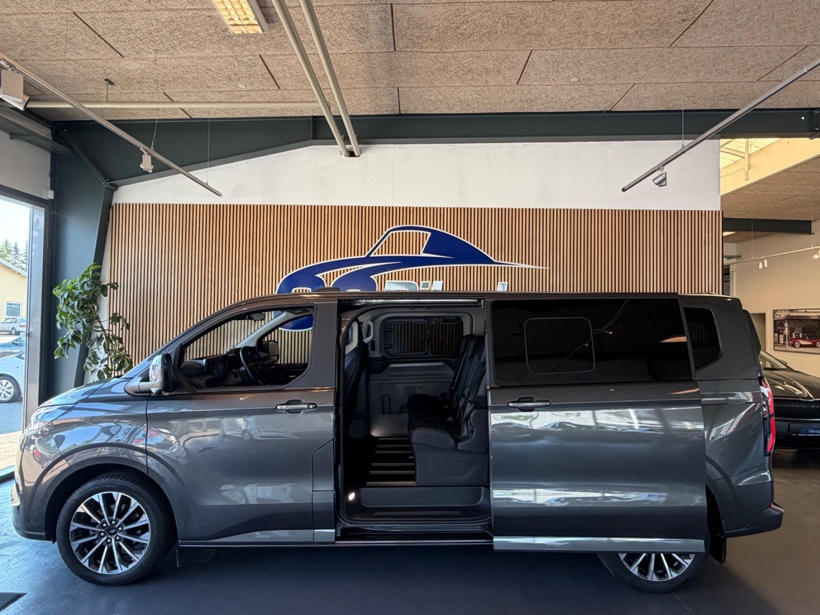 Grå Ford Tourneo Custom 340 L2 fra 2025