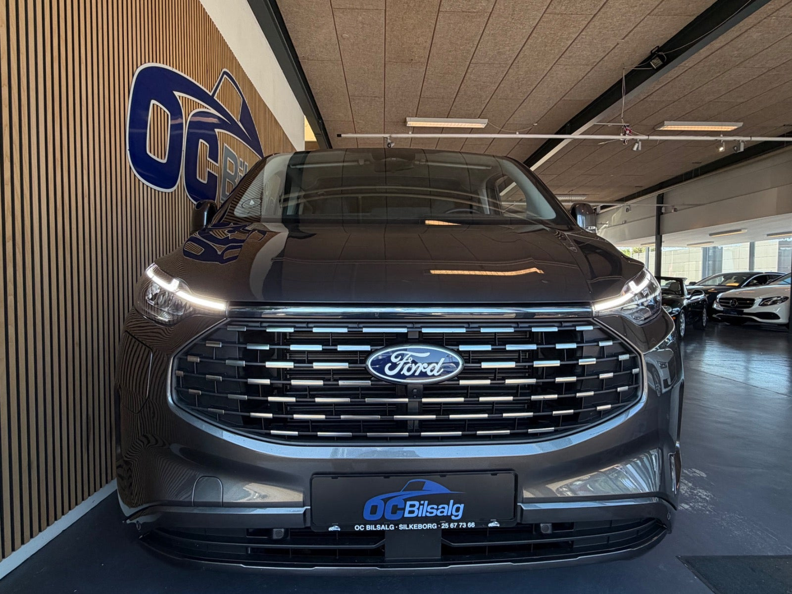 Grå Ford Tourneo Custom 340 L2 fra 2025