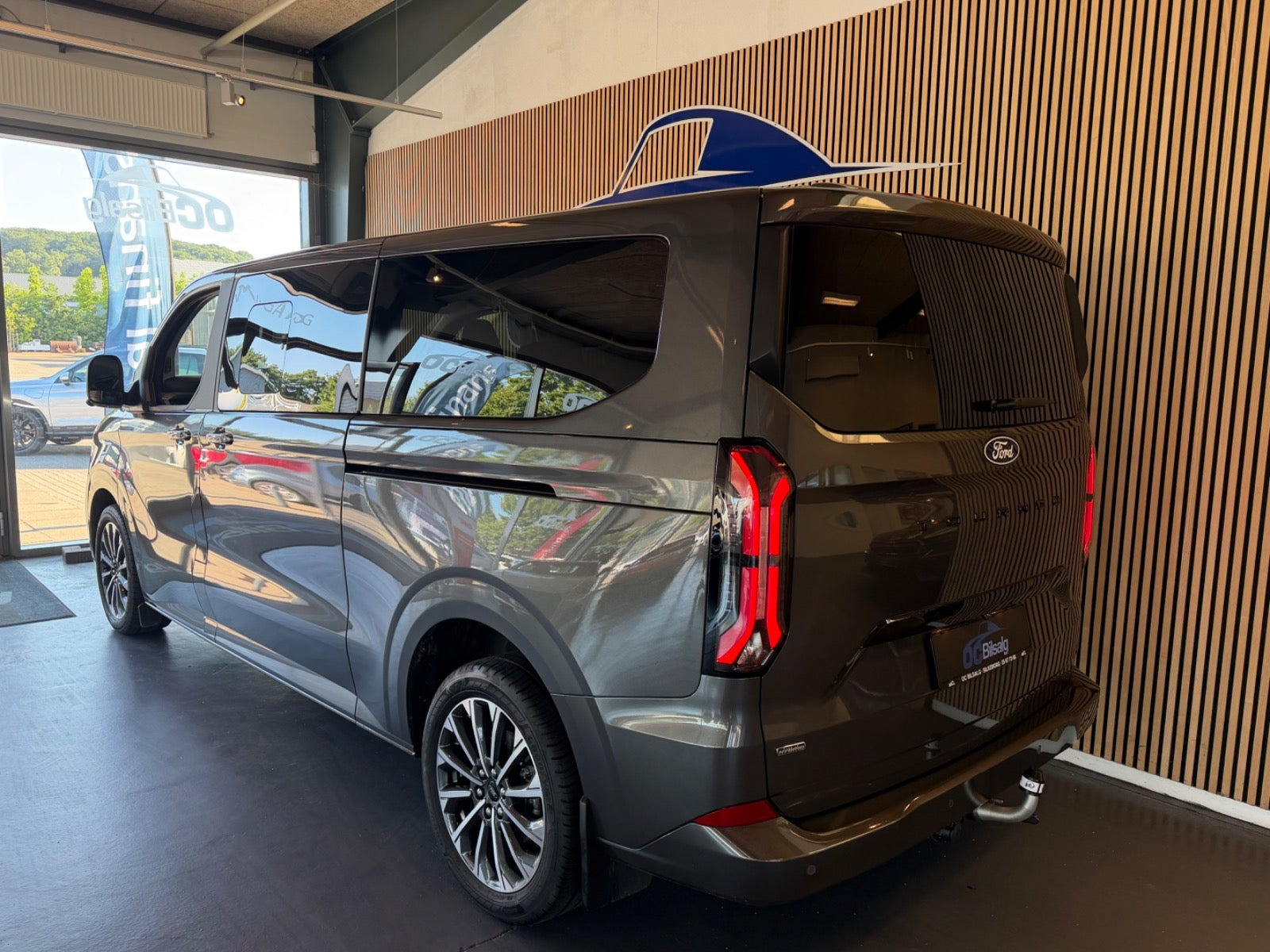 Grå Ford Tourneo Custom 340 L2 fra 2025