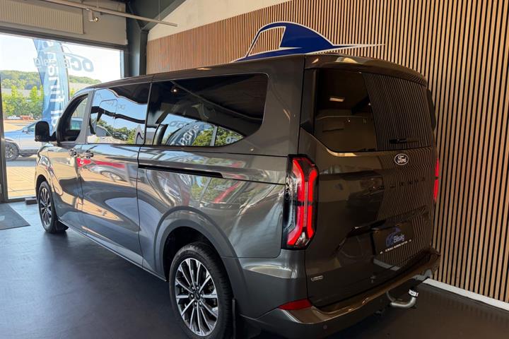 Grå Ford Tourneo Custom 340 L2 fra 2025