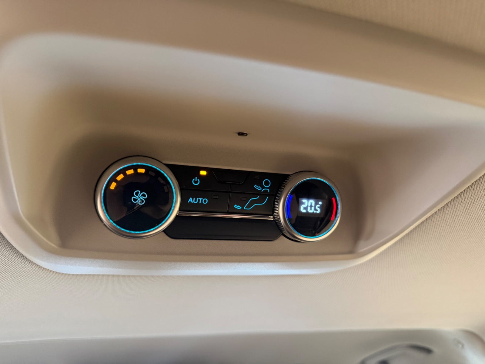 Grå Ford Tourneo Custom 340 L2 fra 2025