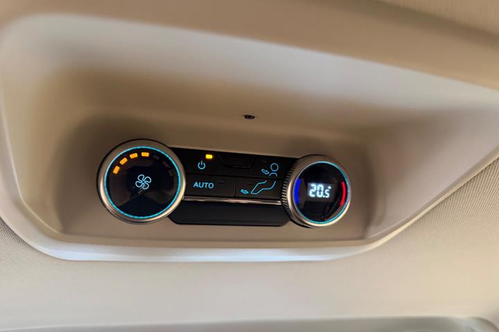 Grå Ford Tourneo Custom 340 L2 fra 2025