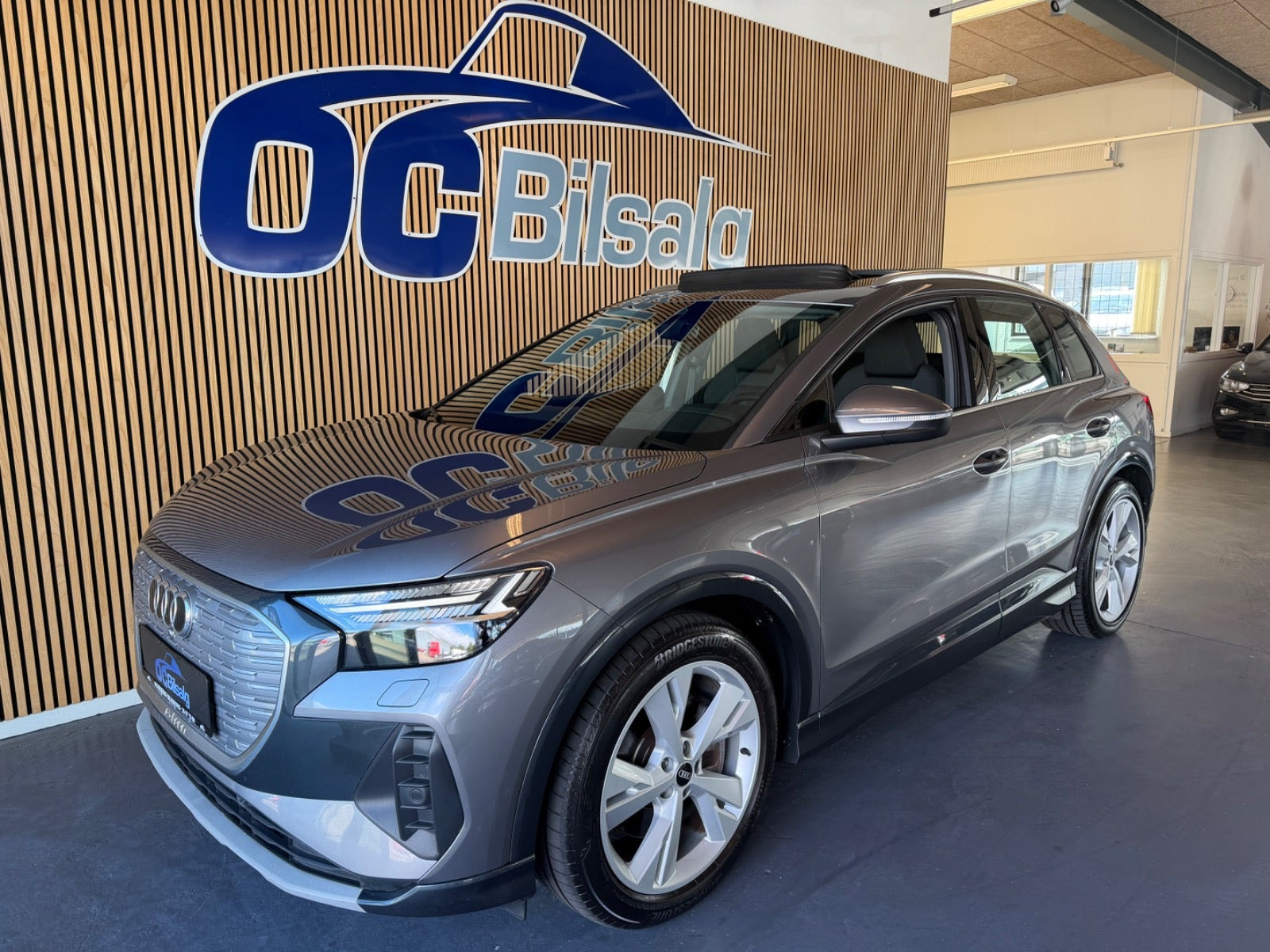 Grå Audi Q4 e-tron fra 2022 set udefra