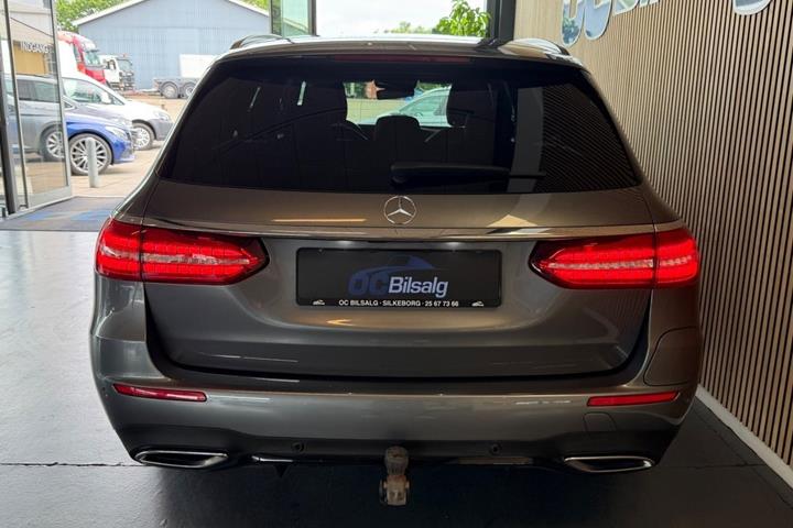Grå Mercedes E300 de fra 2020