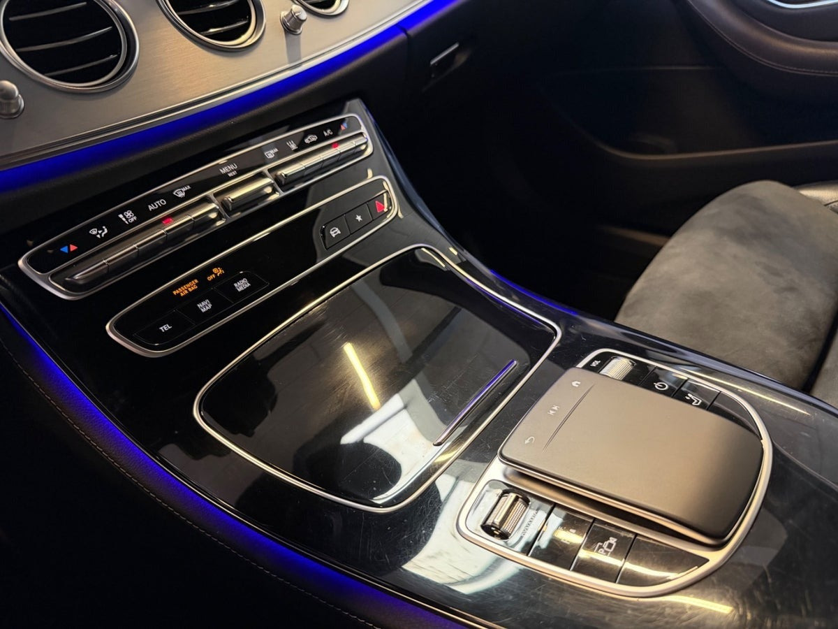 Grå Mercedes E300 de fra 2020