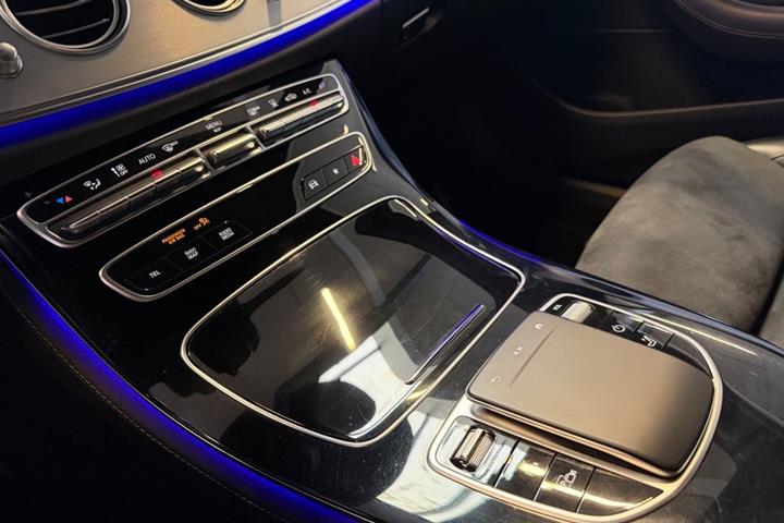 Grå Mercedes E300 de fra 2020