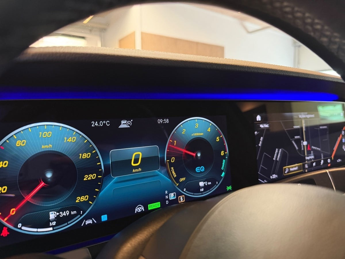 Grå Mercedes E300 de fra 2020
