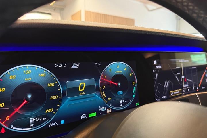 Grå Mercedes E300 de fra 2020