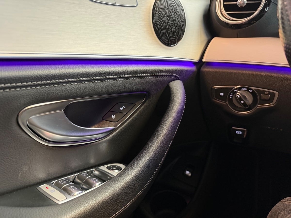Grå Mercedes E300 de fra 2020
