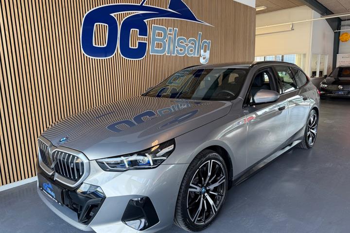 Grå BMW i5 fra 2025