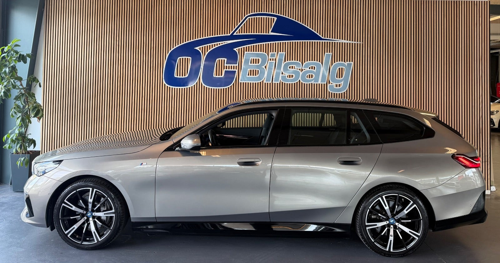 Grå BMW i5 fra 2025