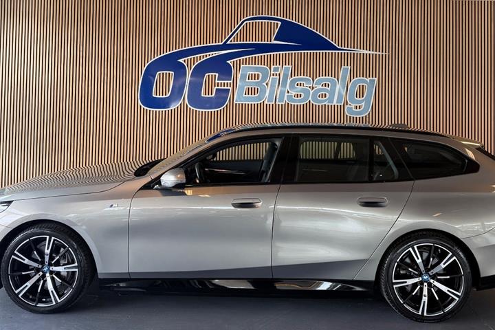 Grå BMW i5 fra 2025