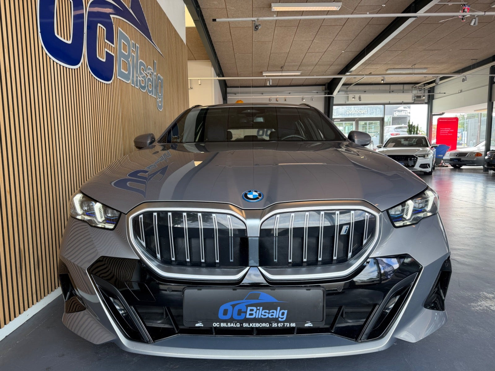 Grå BMW i5 fra 2025