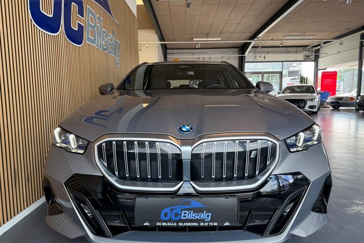 Grå BMW i5 fra 2025