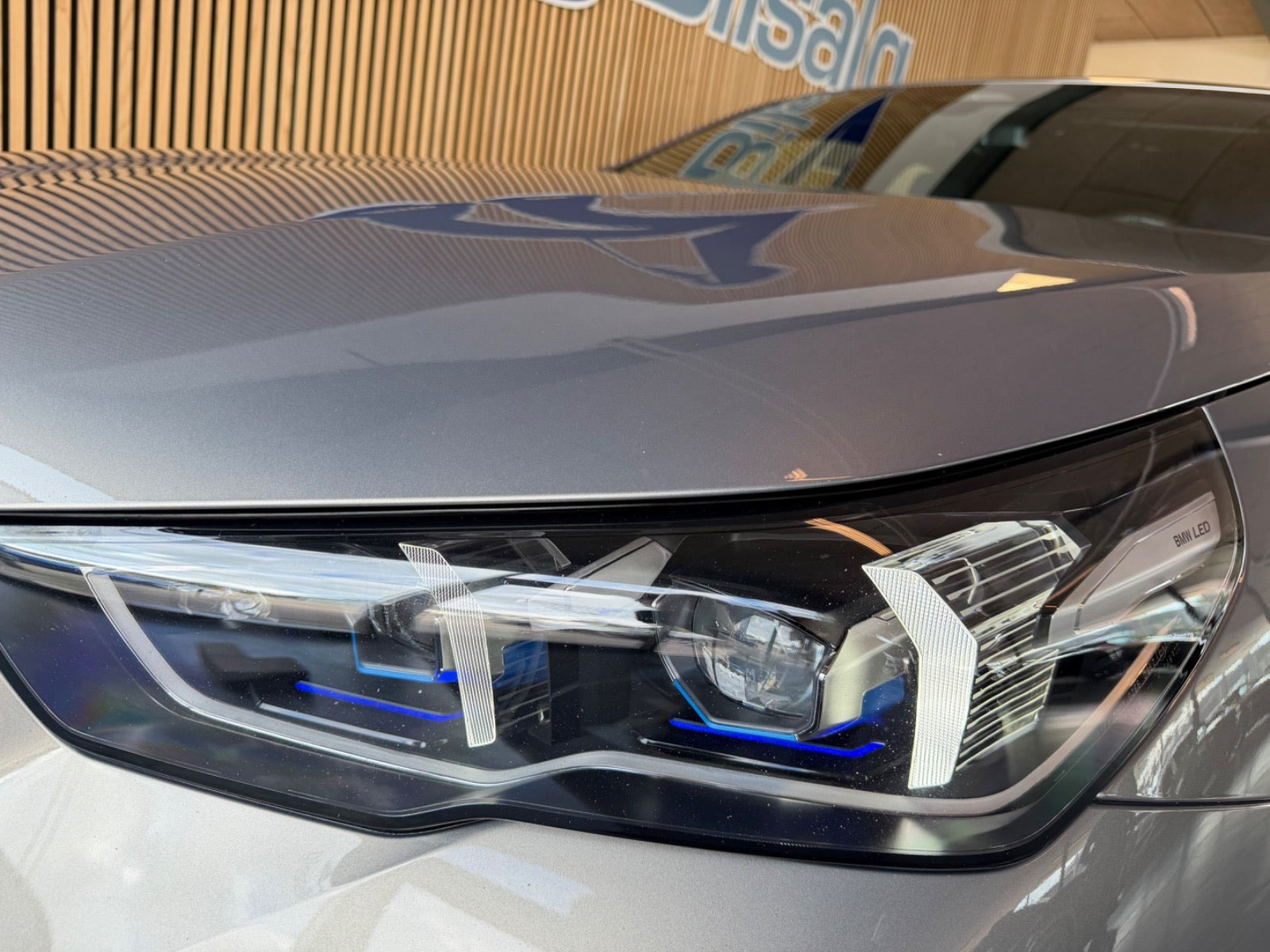 Grå BMW i5 fra 2025