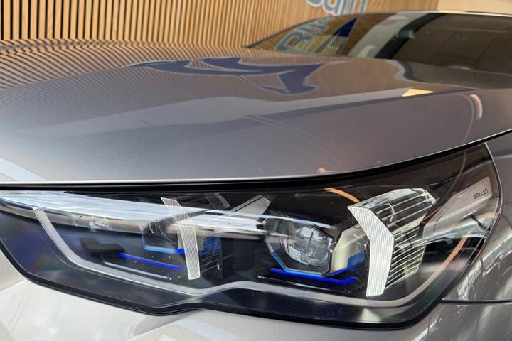 Grå BMW i5 fra 2025