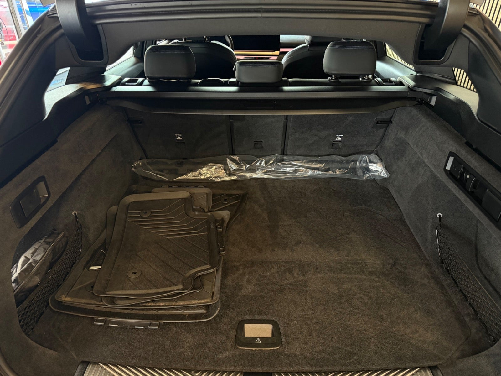 Grå BMW i5 fra 2025