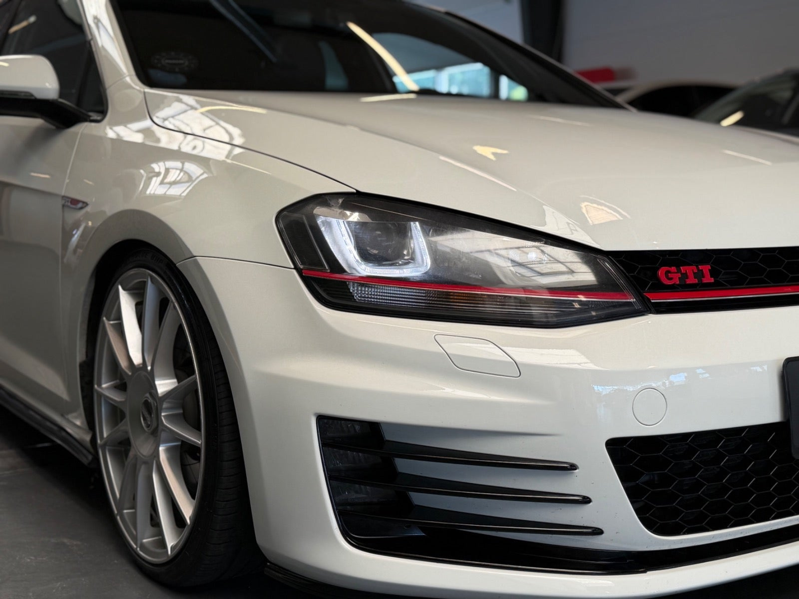 Hvid VW Golf VI fra 2014