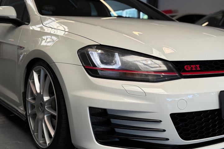 Hvid VW Golf VI fra 2014
