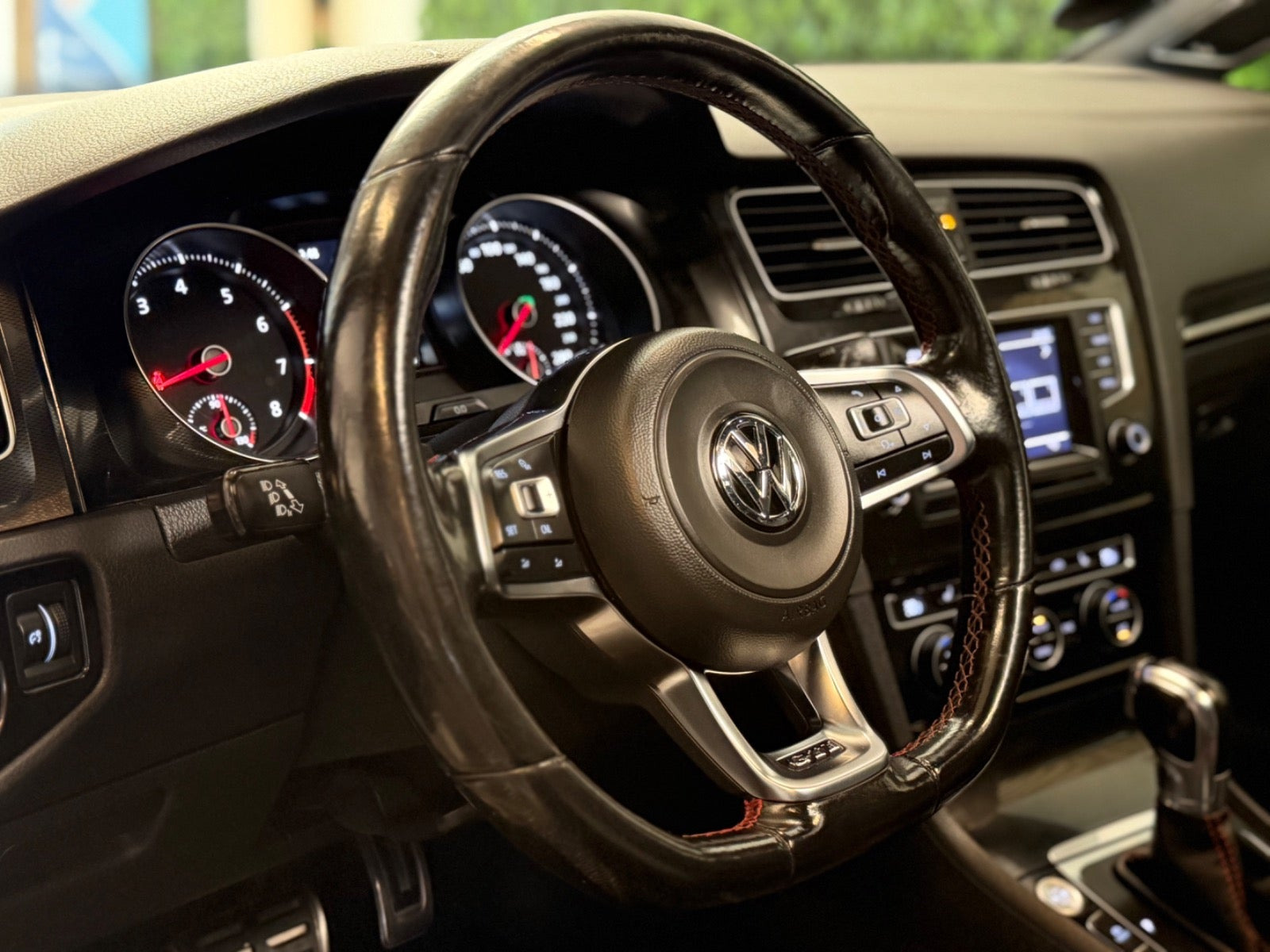 Hvid VW Golf VI fra 2014
