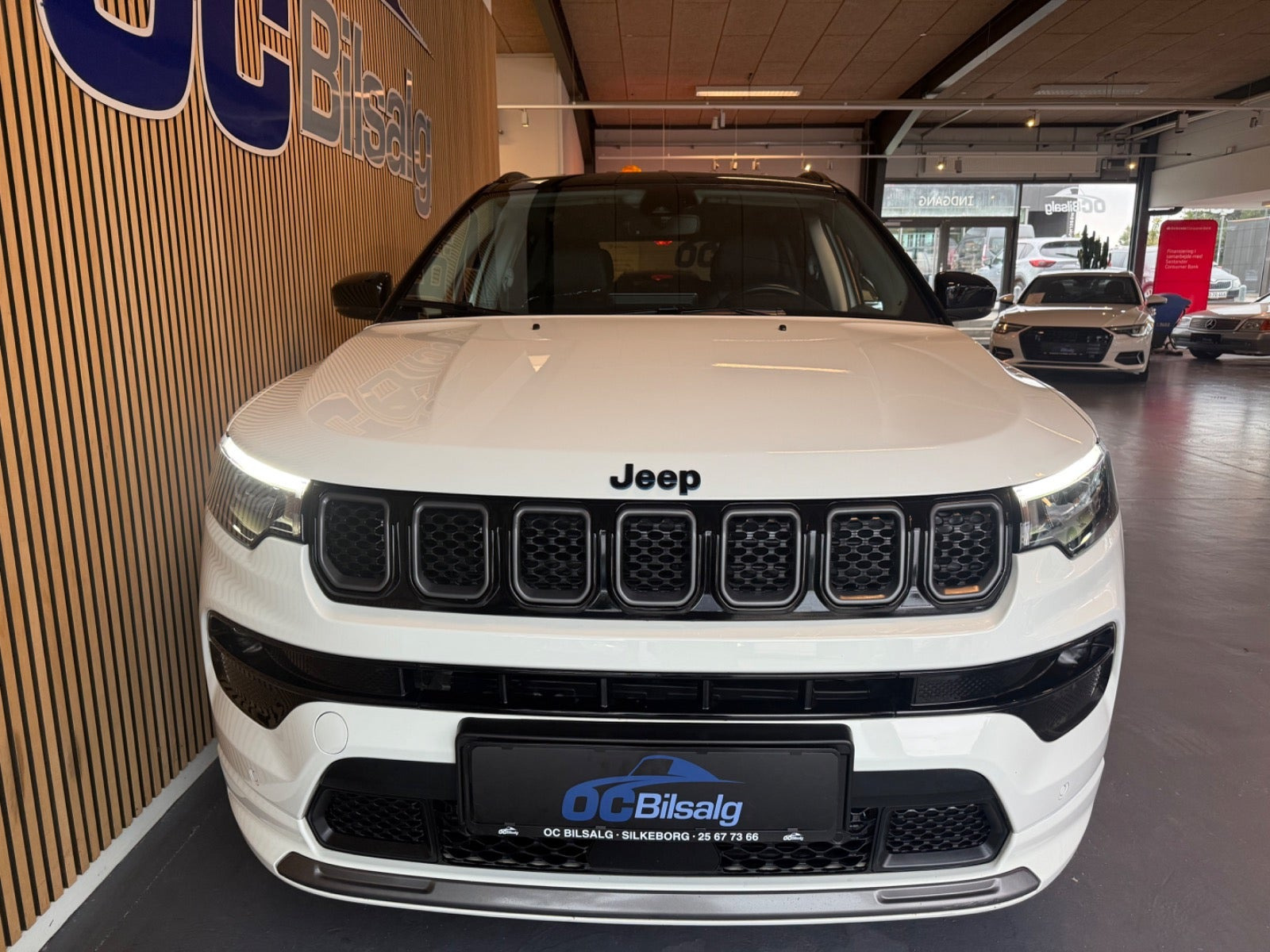 Hvid Jeep Compass fra 2023