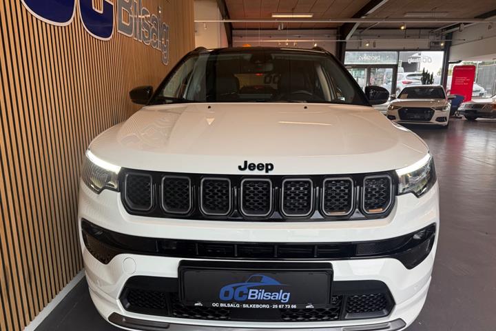 Hvid Jeep Compass fra 2023