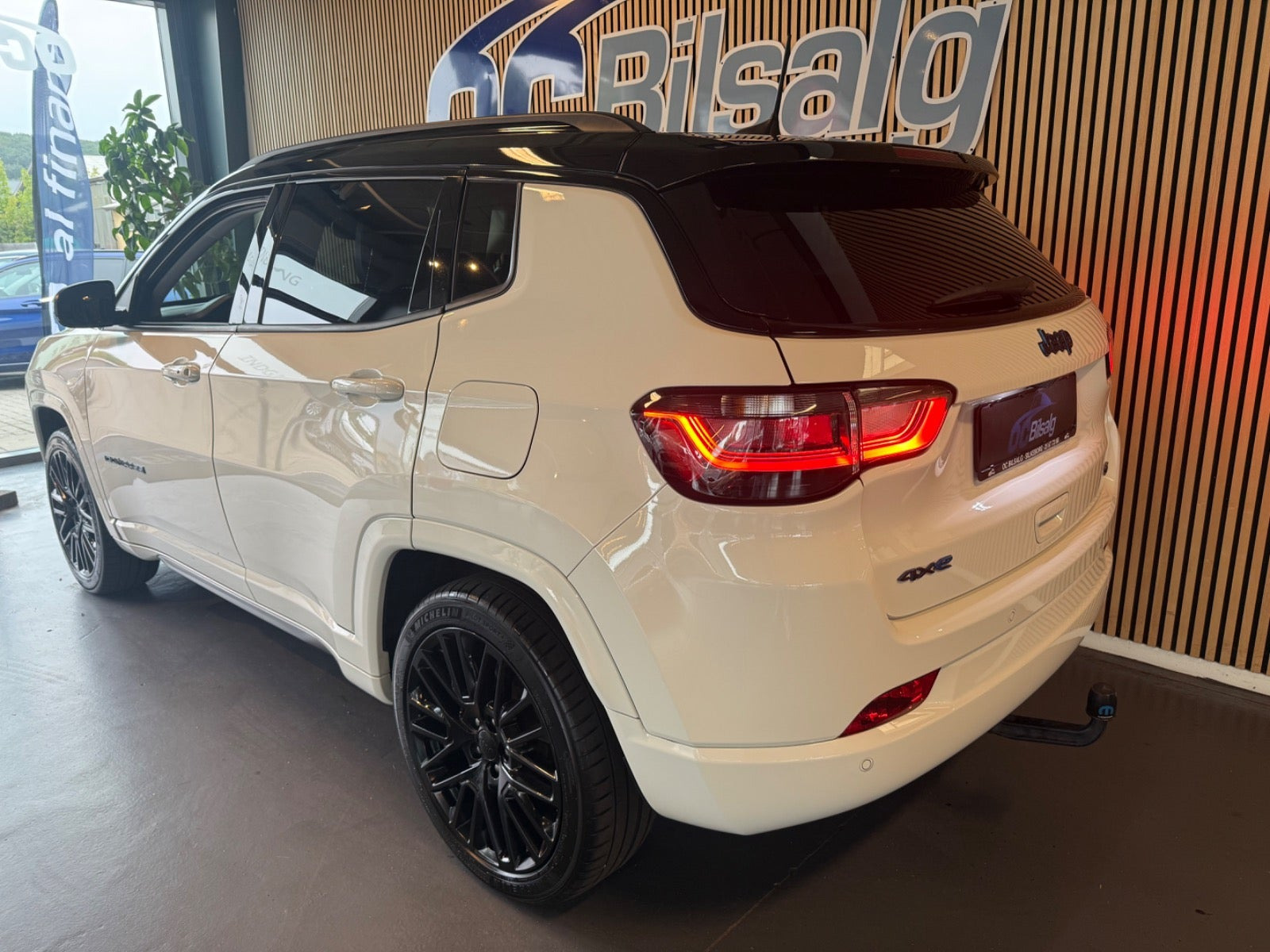 Hvid Jeep Compass fra 2023
