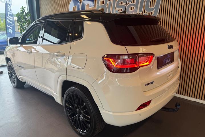 Hvid Jeep Compass fra 2023