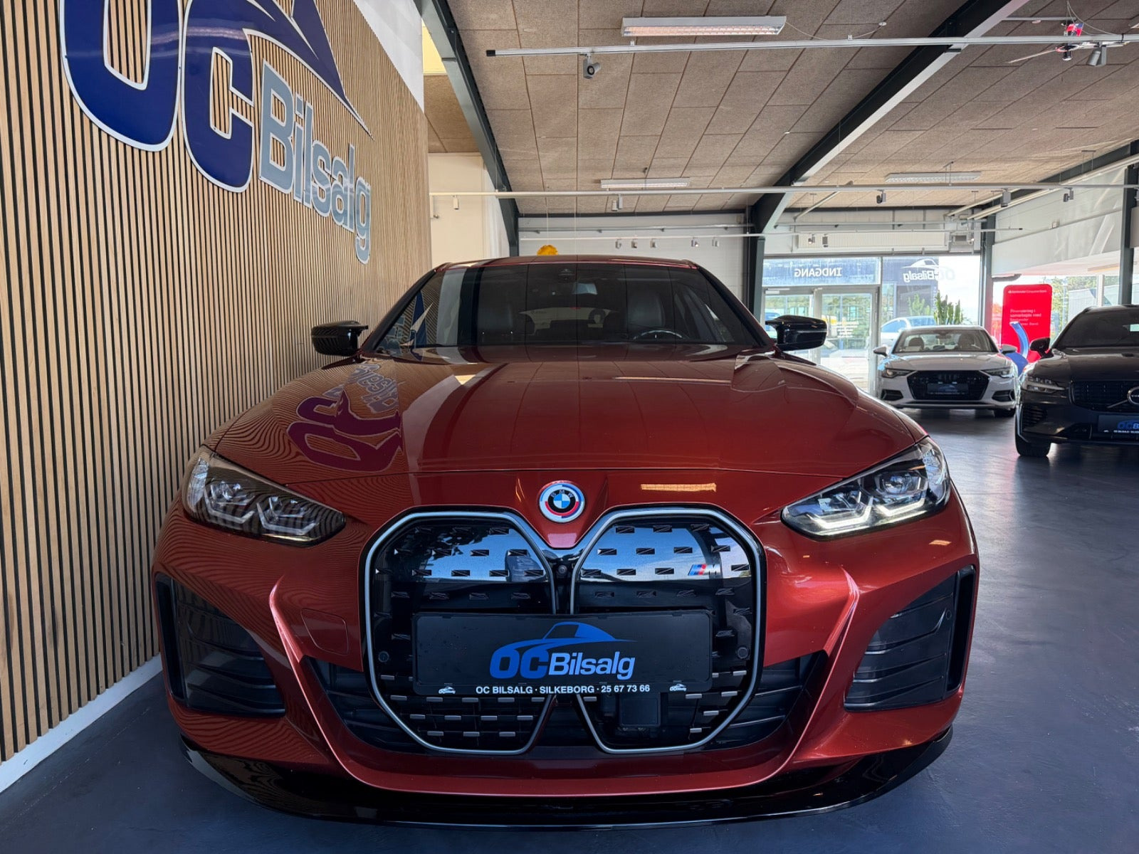 Orange BMW i4 fra 2022