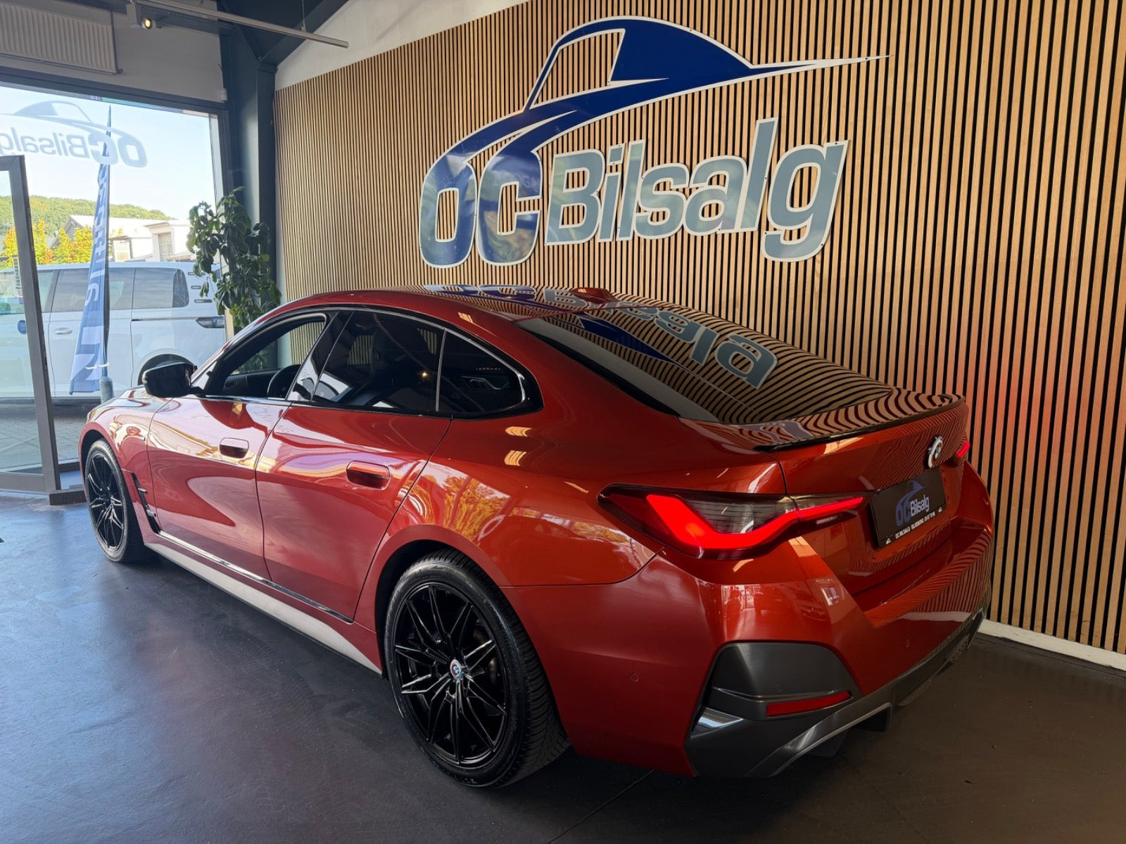 Orange BMW i4 fra 2022