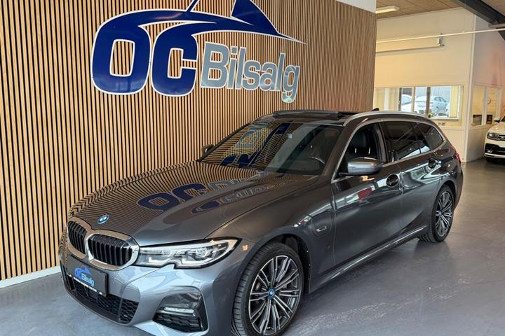 Grå BMW 330e fra 2022