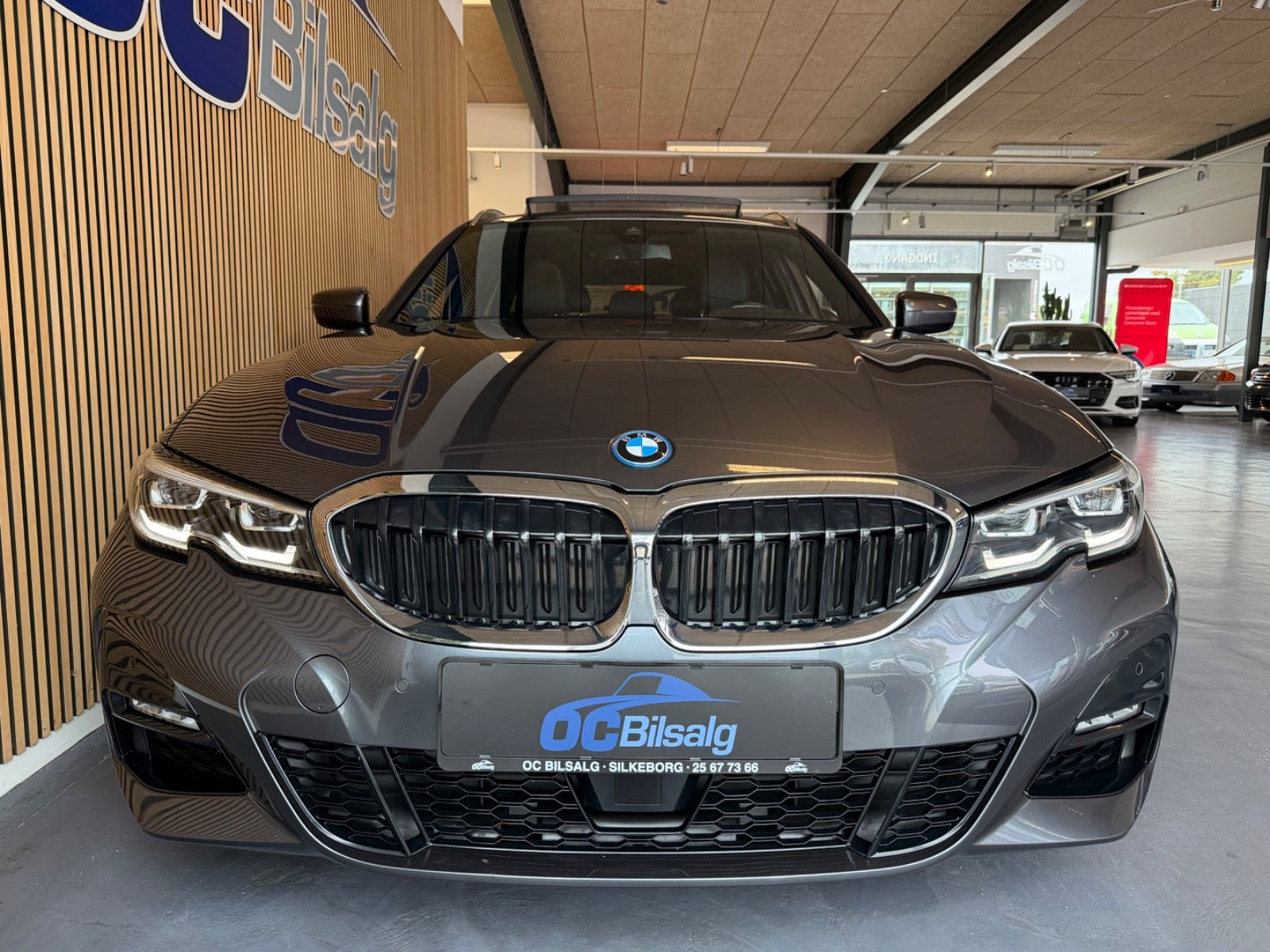 Grå BMW 330e fra 2022