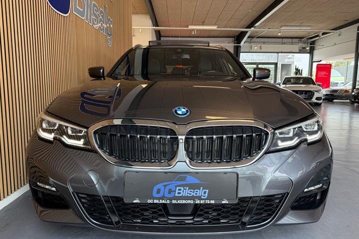 Grå BMW 330e fra 2022
