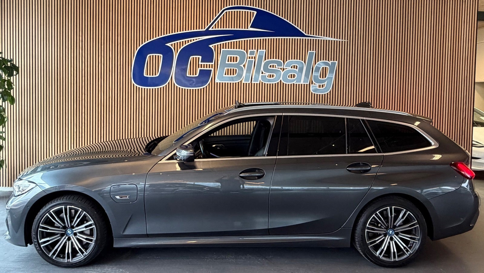 Grå BMW 330e fra 2022