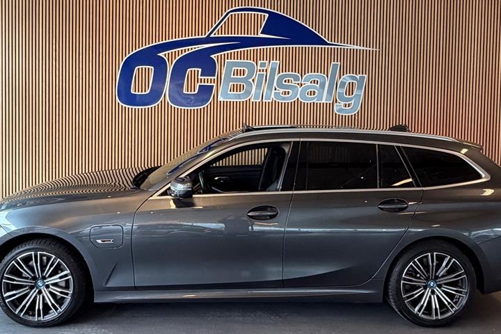 Grå BMW 330e fra 2022