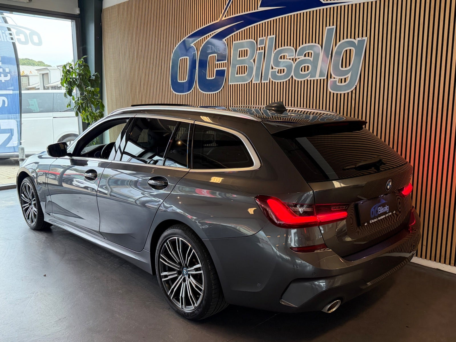 Grå BMW 330e fra 2022