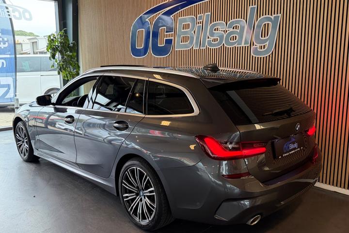 Grå BMW 330e fra 2022