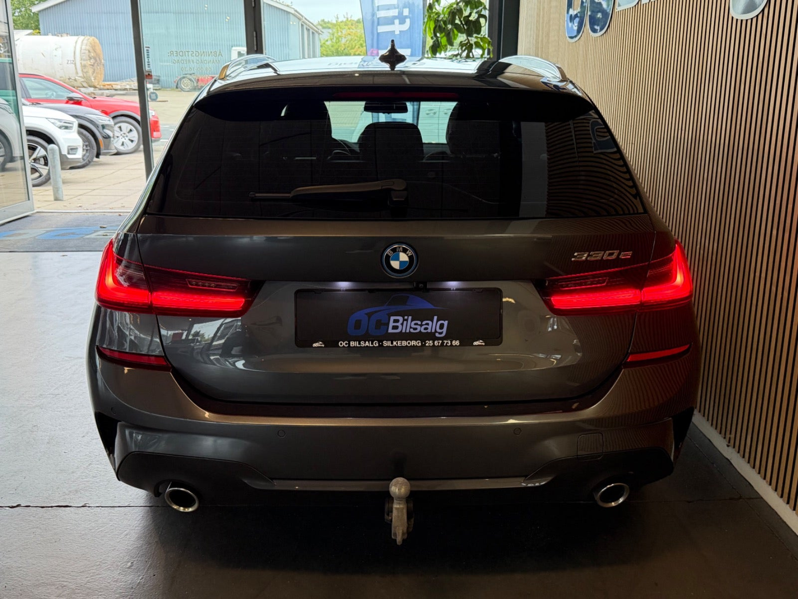 Grå BMW 330e fra 2022