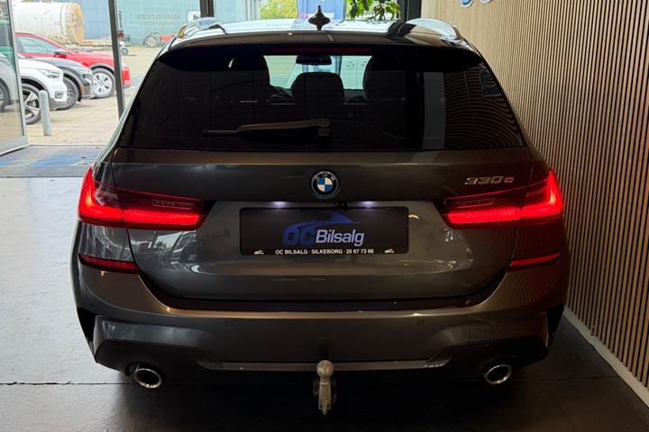 Grå BMW 330e fra 2022