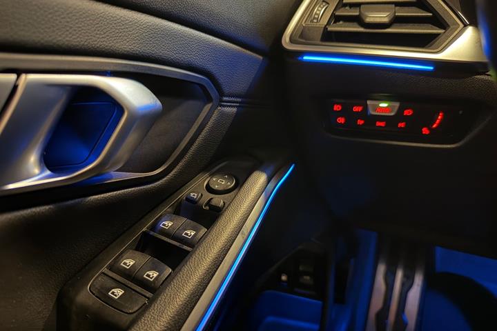 Grå BMW 330e fra 2022