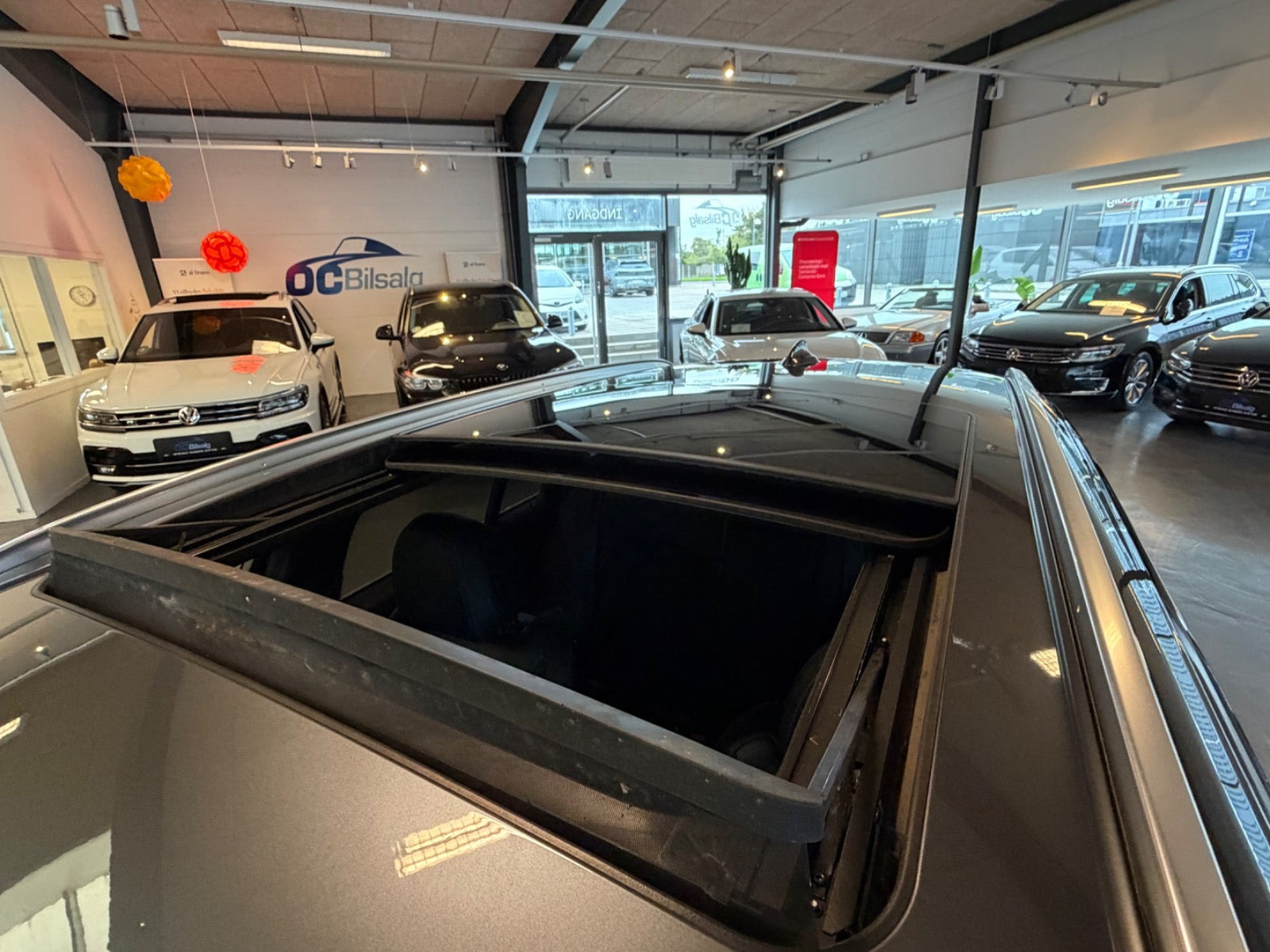 Grå BMW 330e fra 2022
