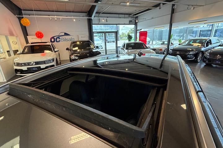 Grå BMW 330e fra 2022