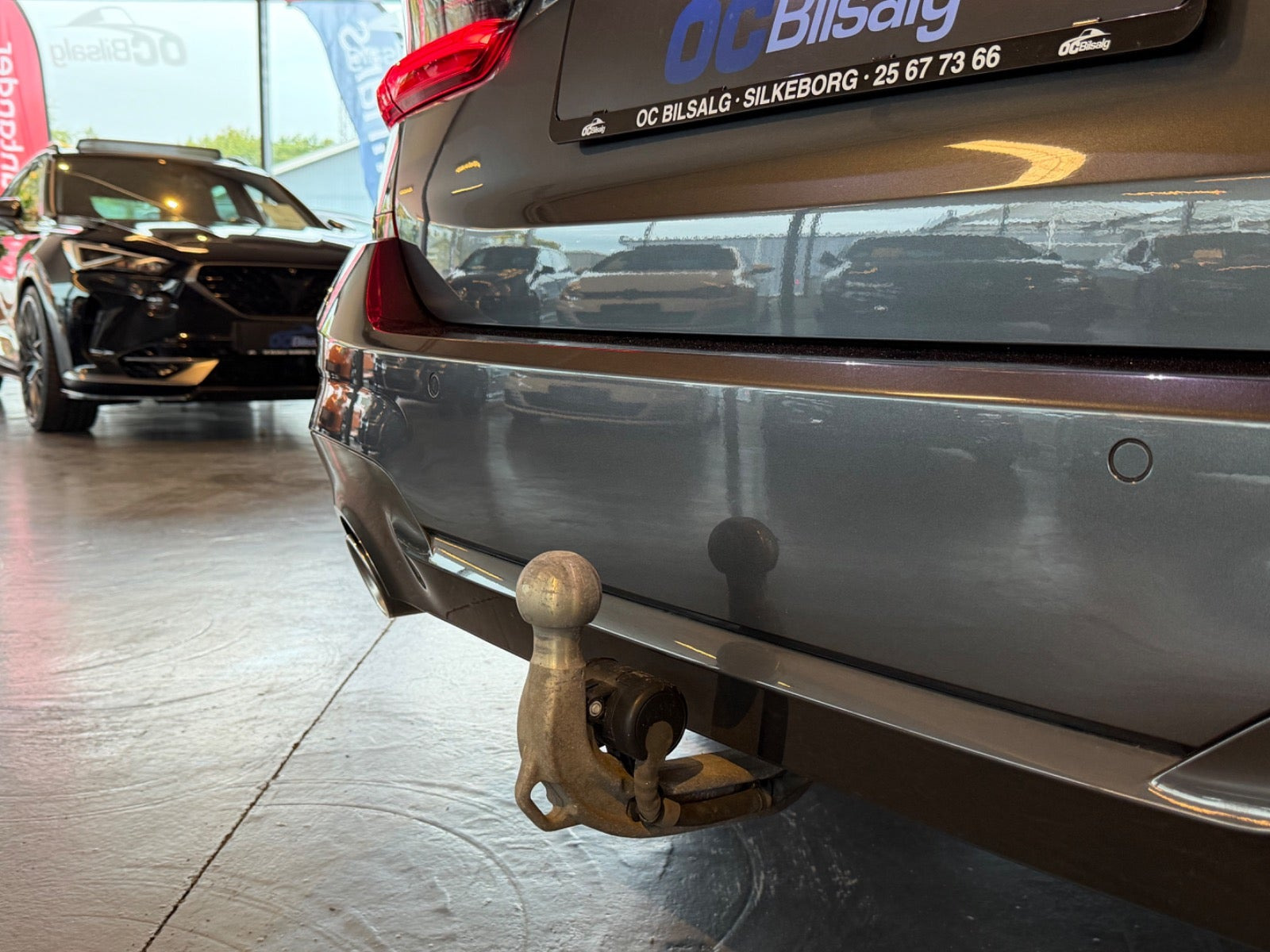 Grå BMW 330e fra 2022