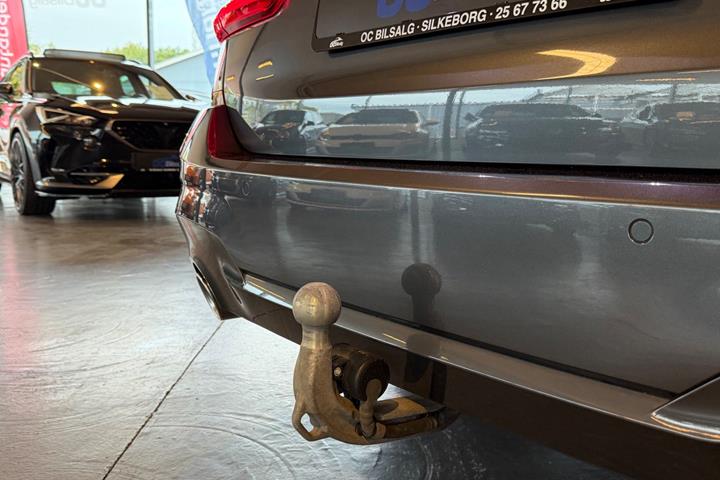 Grå BMW 330e fra 2022