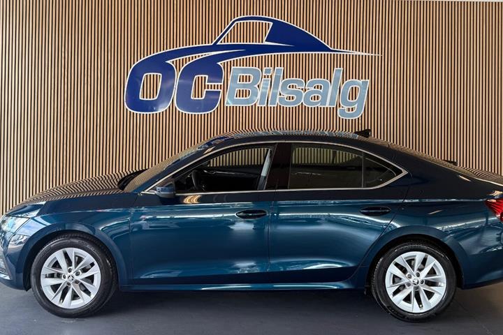 Blå Skoda Octavia fra 2021